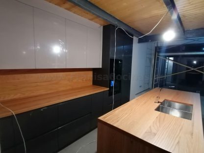 Muebles de cocina modernos color antracita, cashmere y encimera roble natural macizo - Imagen 42