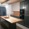 Muebles de cocina modernos color antracita, cashmere y encimera roble natural macizo - Imagen 59