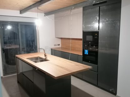 Muebles de cocina modernos color antracita, cashmere y encimera roble natural macizo - Imagen 59