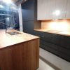 Muebles de cocina modernos color antracita, cashmere y encimera roble natural macizo - Imagen 41