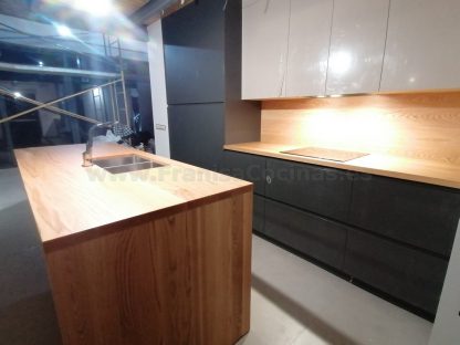 Muebles de cocina modernos color antracita, cashmere y encimera roble natural macizo - Imagen 41