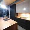 Muebles de cocina modernos color antracita, cashmere y encimera roble natural macizo - Imagen 40