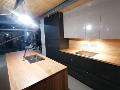 Muebles de cocina modernos color antracita, cashmere y encimera roble natural macizo - Imagen 40