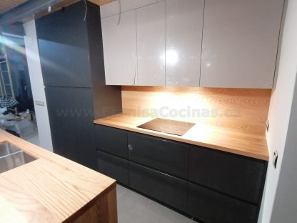 Muebles de cocina modernos color antracita, cashmere y encimera roble natural macizo - Imagen 39