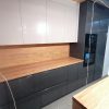 Muebles de cocina modernos color antracita, cashmere y encimera roble natural macizo - Imagen 38