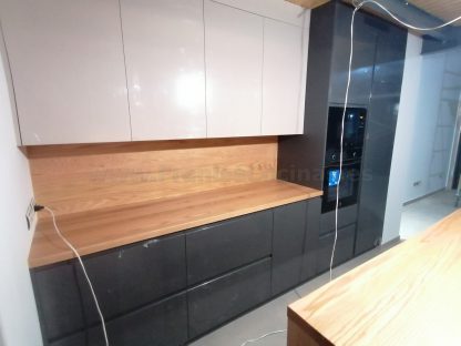Muebles de cocina modernos color antracita, cashmere y encimera roble natural macizo - Imagen 38