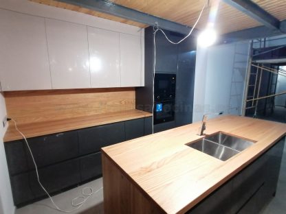 Muebles de cocina modernos color antracita, cashmere y encimera roble natural macizo - Imagen 37