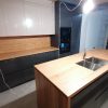 Muebles de cocina modernos color antracita, cashmere y encimera roble natural macizo - Imagen 36