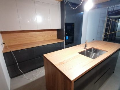 Muebles de cocina modernos color antracita, cashmere y encimera roble natural macizo - Imagen 36