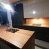 Muebles de cocina modernos color antracita, cashmere y encimera roble natural macizo - Imagen 35