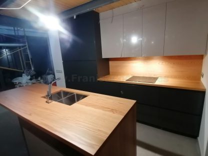 Muebles de cocina modernos color antracita, cashmere y encimera roble natural macizo - Imagen 35