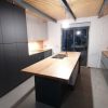 Muebles de cocina modernos color antracita, cashmere y encimera roble natural macizo - Imagen 34