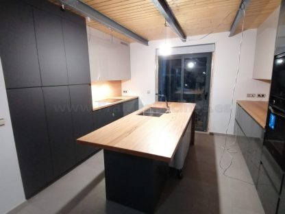 Muebles de cocina modernos color antracita, cashmere y encimera roble natural macizo - Imagen 34