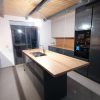Muebles de cocina modernos color antracita, cashmere y encimera roble natural macizo - Imagen 33