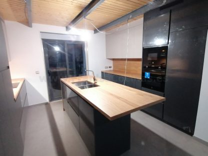 Muebles de cocina modernos color antracita, cashmere y encimera roble natural macizo - Imagen 33