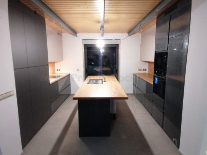 Muebles de cocina modernos color antracita, cashmere y encimera roble natural macizo - Imagen 32