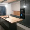 Muebles de cocina modernos color antracita, cashmere y encimera roble natural macizo