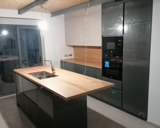 Muebles de cocina modernos color antracita, cashmere y encimera roble natural macizo