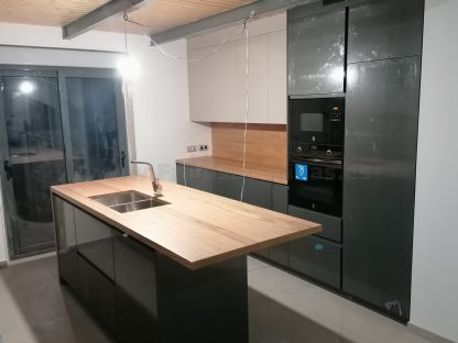 Muebles de cocina modernos color antracita, cashmere y encimera roble natural macizo