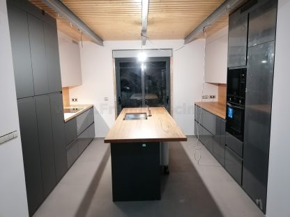 Muebles de cocina modernos color antracita, cashmere y encimera roble natural macizo - Imagen 31