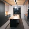 Muebles de cocina modernos color antracita, cashmere y encimera roble natural macizo - Imagen 30