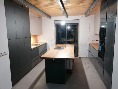 Muebles de cocina modernos color antracita, cashmere y encimera roble natural macizo - Imagen 30