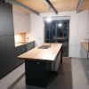 Muebles de cocina modernos color antracita, cashmere y encimera roble natural macizo - Imagen 29