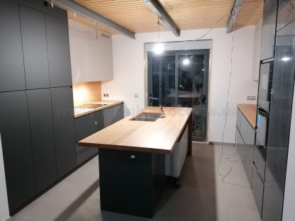 Muebles de cocina modernos color antracita, cashmere y encimera roble natural macizo - Imagen 29