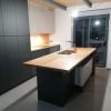 Muebles de cocina modernos color antracita, cashmere y encimera roble natural macizo - Imagen 28