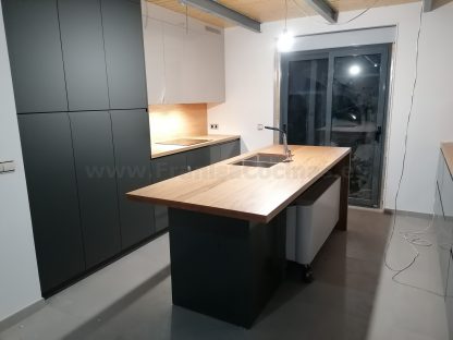 Muebles de cocina modernos color antracita, cashmere y encimera roble natural macizo - Imagen 28