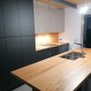Muebles de cocina modernos color antracita, cashmere y encimera roble natural macizo - Imagen 27