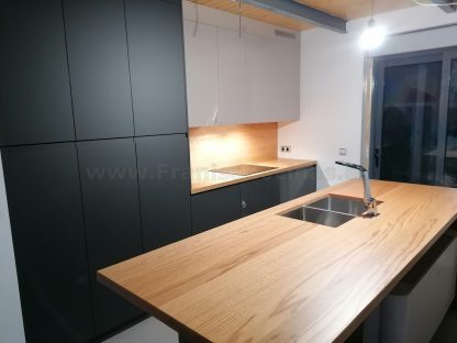 Muebles de cocina modernos color antracita, cashmere y encimera roble natural macizo - Imagen 27