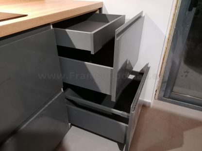 Muebles de cocina modernos color antracita, cashmere y encimera roble natural macizo - Imagen 26
