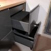 Muebles de cocina modernos color antracita, cashmere y encimera roble natural macizo - Imagen 25