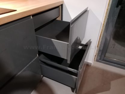 Muebles de cocina modernos color antracita, cashmere y encimera roble natural macizo - Imagen 25