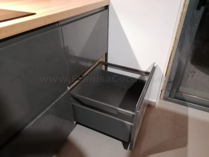 Muebles de cocina modernos color antracita, cashmere y encimera roble natural macizo - Imagen 24