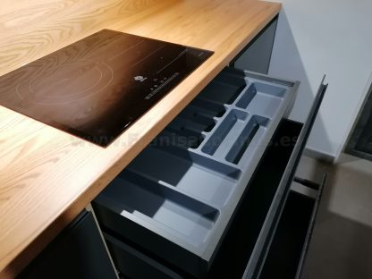 Muebles de cocina modernos color antracita, cashmere y encimera roble natural macizo - Imagen 23