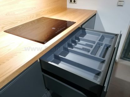 Muebles de cocina modernos color antracita, cashmere y encimera roble natural macizo - Imagen 22