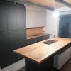 Muebles de cocina modernos color antracita, cashmere y encimera roble natural macizo - Imagen 57