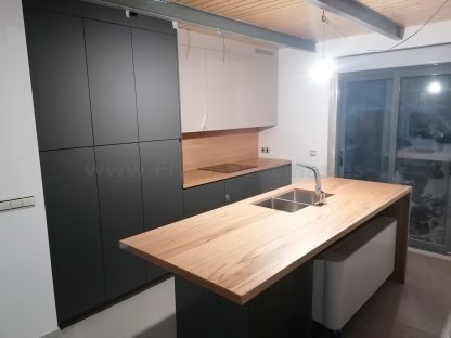 Muebles de cocina modernos color antracita, cashmere y encimera roble natural macizo - Imagen 57