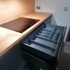 Muebles de cocina modernos color antracita, cashmere y encimera roble natural macizo - Imagen 21