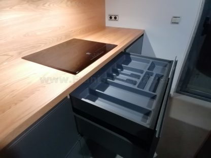 Muebles de cocina modernos color antracita, cashmere y encimera roble natural macizo - Imagen 21
