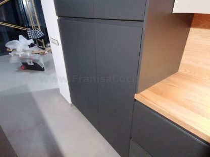 Muebles de cocina modernos color antracita, cashmere y encimera roble natural macizo - Imagen 20