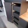 Muebles de cocina modernos color antracita, cashmere y encimera roble natural macizo - Imagen 19