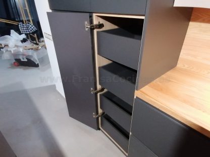 Muebles de cocina modernos color antracita, cashmere y encimera roble natural macizo - Imagen 19