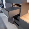 Muebles de cocina modernos color antracita, cashmere y encimera roble natural macizo - Imagen 18