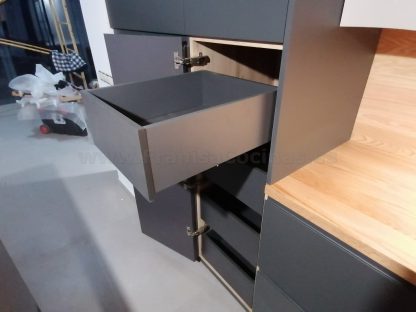 Muebles de cocina modernos color antracita, cashmere y encimera roble natural macizo - Imagen 18