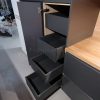 Muebles de cocina modernos color antracita, cashmere y encimera roble natural macizo - Imagen 17