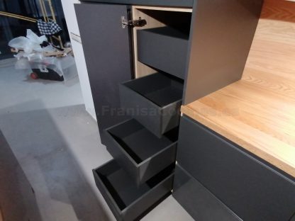 Muebles de cocina modernos color antracita, cashmere y encimera roble natural macizo - Imagen 17