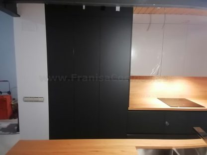 Muebles de cocina modernos color antracita, cashmere y encimera roble natural macizo - Imagen 16